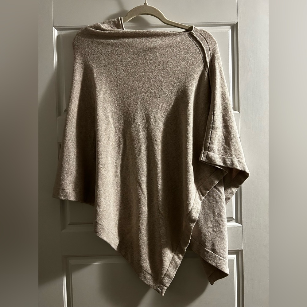 Barefoot Dreams poncho! Like new!